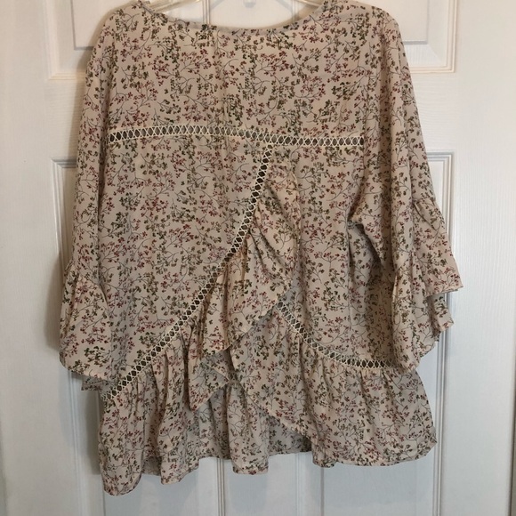 Umgee Floral Print Blouse with Beautiful Lace and Back Detail Size Small - Picture 2 of 7